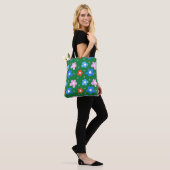 Heldere bloemen en vlinders tote bag (Op model)