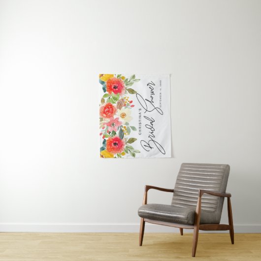 Heldere bloemstukken bruiloft in het midden van de wandkleed (In situ)