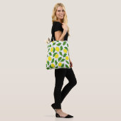 Heldere citroenen groen blad patroon tote bag (Op model)