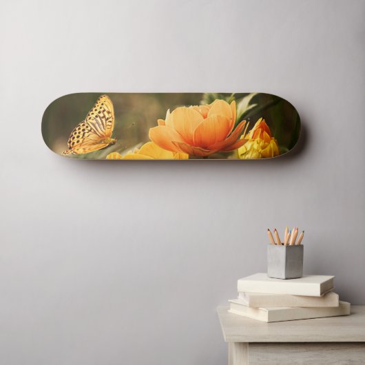 Heldere Deep Yellow Bloemen met Vlinder Persoonlijk Skateboard (Muurkunst (Horizontaal))