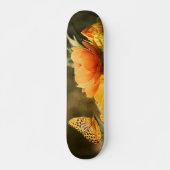 Heldere Deep Yellow Bloemen met Vlinder Persoonlijk Skateboard (Voorkant)