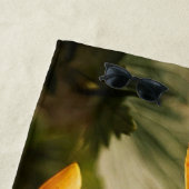 Heldere Deep Yellow Bloemen met Vlinder Strandlaken (In situ)