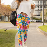 Heldere en gedurfde Hippie Bloemen Retro Bloemen Leggings<br><div class="desc">Voeg een lichte toets toe aan je outfit met deze pattereerde leggings. Ze hebben een retro stijl met grote overlappende hippie daisy bloemen in fel geel,  blauw en magenta roze. De met de hand getekende afbeeldingen zijn ontworpen om de klassieke risograafstijl te imiteren</div>