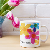 Heldere en gedurfde hippiebloemen gepersonaliseerd koffiemok