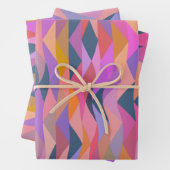 Heldere en vette Abstracte driehoeken in levendige Inpakpapier Vel (In situ)