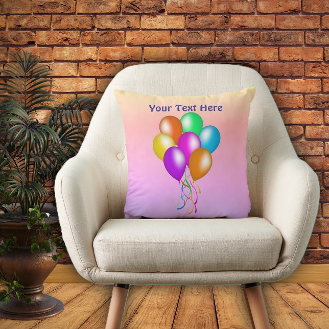 Heldere feestballonnen met linten op pastelkrijt kussen (Bright multiple coloured balloons ribbons on pastel yellow, pink, purple decorative throw pillow.)