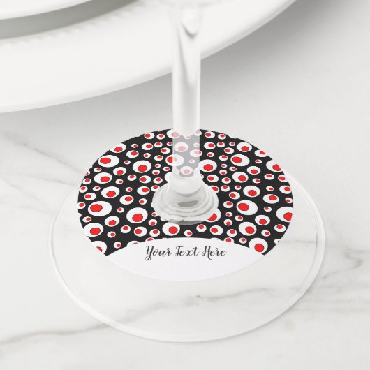 Heldere feestelijke rode ballen in witte cirkels o wijnglaslabel (Dichtbij)