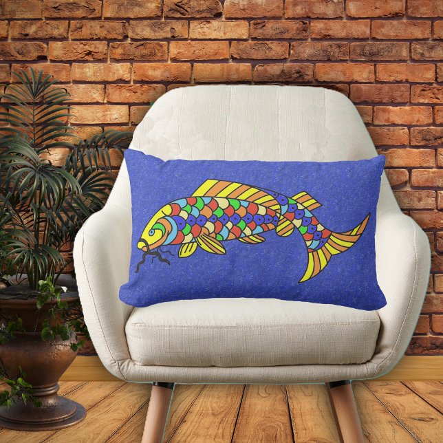 Heldere gedurfde Abstracte kleurrijke Pop Art Fish Buitenkussen (Brightly coloured fish with scales in multiple colours on deep vibrant blue home decor pillow.)