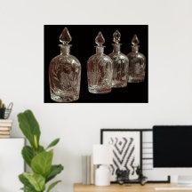 Heldere geëtste retro glazen parfumflessen aan een