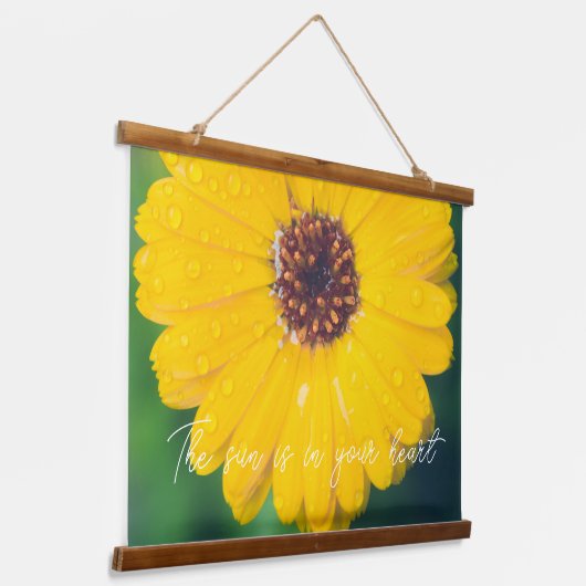 Heldere gele bloem na regen hangend wandkleed (Gebogen)