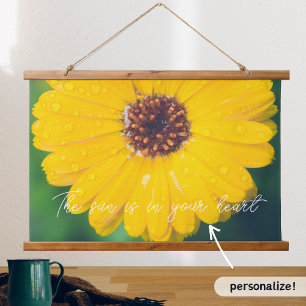 Heldere gele bloem na regen hangend wandkleed