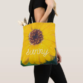 Heldere gele bloem na regen tote bag (Dichtbij)