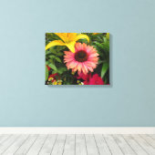 Heldere gele gelaatjes met roze naalddoek canvas afdruk (Insitu (Houten vloer))