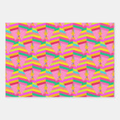 Heldere gestreepte kerstbomen op roze en groen inpakpapier vel (Voorkant 3)