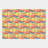 Heldere gestreepte kerstbomen op roze en groen inpakpapier vel (Voorkant 2)