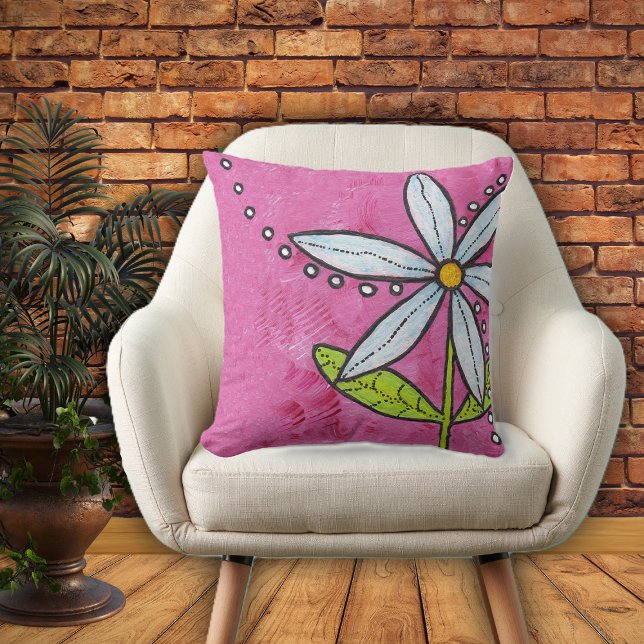 Heldere grillige Daisy Flower Green Leaves Pink Buitenkussen (Big bright bold white daisy flower on stem with leaf white dots on vibrant pink home decor pillow.)