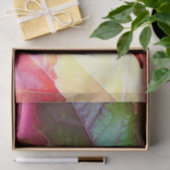 Heldere herfst laat rood groen goud over tissuepapier (Geschenk)