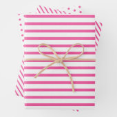 Heldere hete paastroze strepen op knapperig wit inpakpapier vel (In situ)