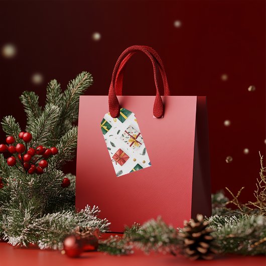 Heldere kerstcadeaudozen & groenblijvende bladeren cadeaulabel