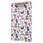 Heldere keukengerei met kookpan klembord (Links)