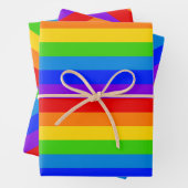 Heldere kleur regenboogstrepen diagonaal inpakpapier vel (In situ)