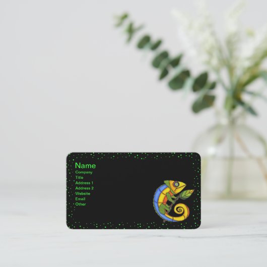 Heldere kleurrijke hagedis op tak groene puntrand visitekaartje (Staand voorkant)