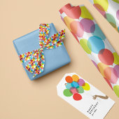 Heldere kleurrijke verjaardagsballonnen met tekst satijnen lint