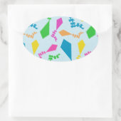 Heldere kleurrijke vliegers in de lucht ovale sticker (Tas)