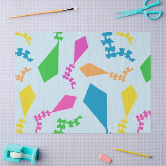 Heldere kleurrijke vliegers in de lucht tissuepapier (Craft)