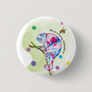 Heldere kleurrijke waterverf kameleon en bij. ronde button 3,2 cm