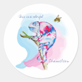 Heldere kleurrijke waterverf kameleon en bij. ronde sticker