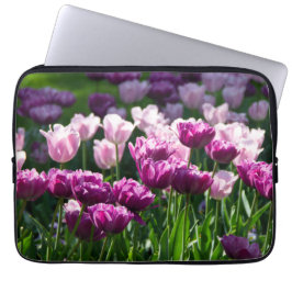 Heldere lila en roze tulpen op een zonnige dag laptop sleeve