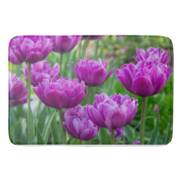 Heldere lila tulpen op een zonnige dag badmat