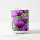 Heldere lila tulpen op een zonnige dag koffiemok (Center)
