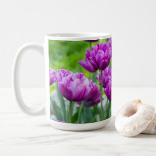 Heldere lila tulpen op een zonnige dag koffiemok