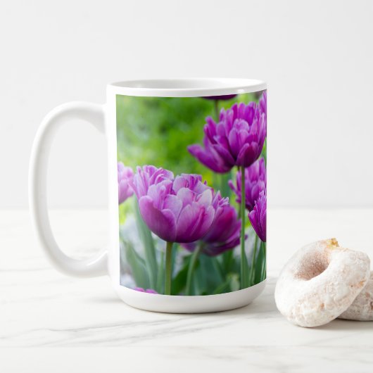 Heldere lila tulpen op een zonnige dag koffiemok (Met donut)