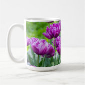 Heldere lila tulpen op een zonnige dag koffiemok (Links)