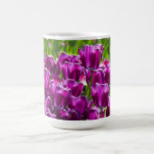 Heldere lila tulpen op een zonnige dag koffiemok (Center)