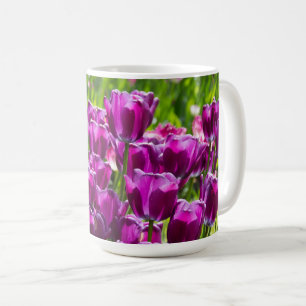 Heldere lila tulpen op een zonnige dag koffiemok