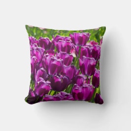 Heldere lila tulpen op een zonnige dag kussen