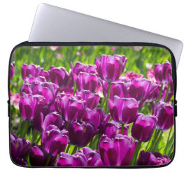 Heldere lila tulpen op een zonnige dag laptop sleeve