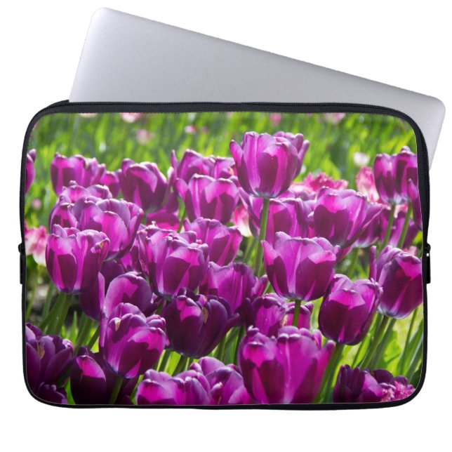 Heldere lila tulpen op een zonnige dag laptop sleeve (Voorkant)