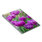 Heldere lila tulpen op een zonnige dag notitieboek (Rechterzijde)
