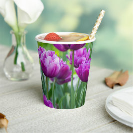 Heldere lila tulpen op een zonnige dag papieren bekers