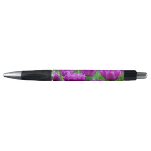 Heldere lila tulpen op een zonnige dag pen