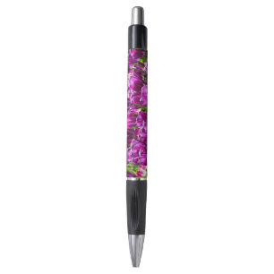 Heldere lila tulpen op een zonnige dag pen