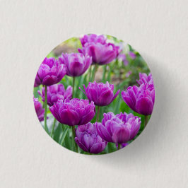 Heldere lila tulpen op een zonnige dag ronde button 3,2 cm