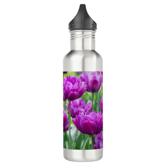 Heldere lila tulpen op een zonnige dag waterfles  (Links)
