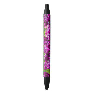 Heldere lila tulpen op een zonnige dag zwarte inkt pen