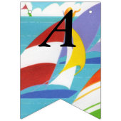 Heldere multi gekleurde zeilboten in Lake Sky Vlaggetjes (Tweede vlag)